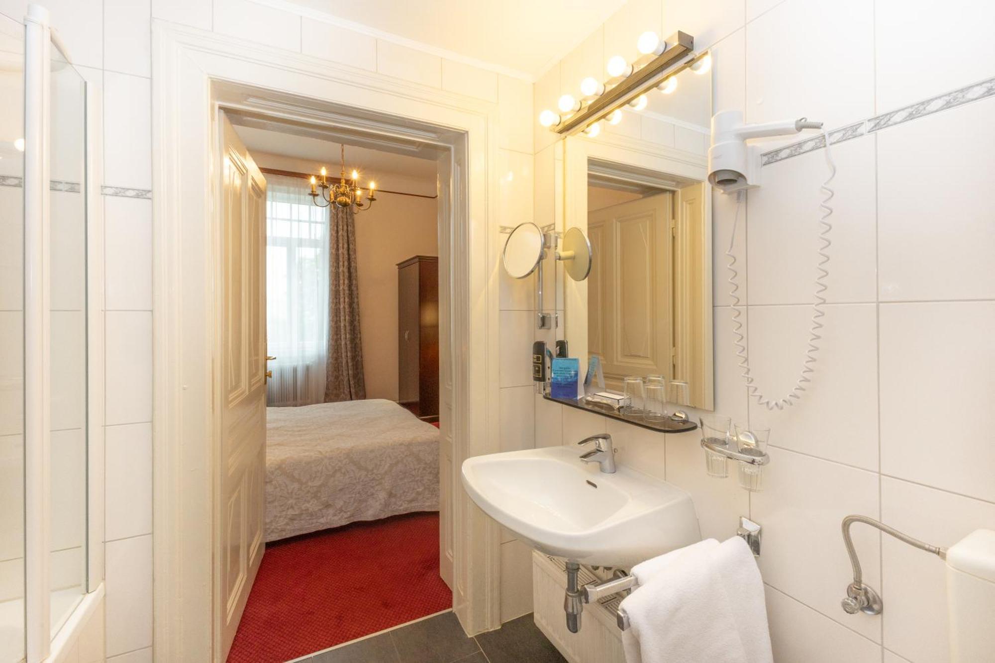 Hotel Viktoria Schoenbrunn Wina Bagian luar foto
