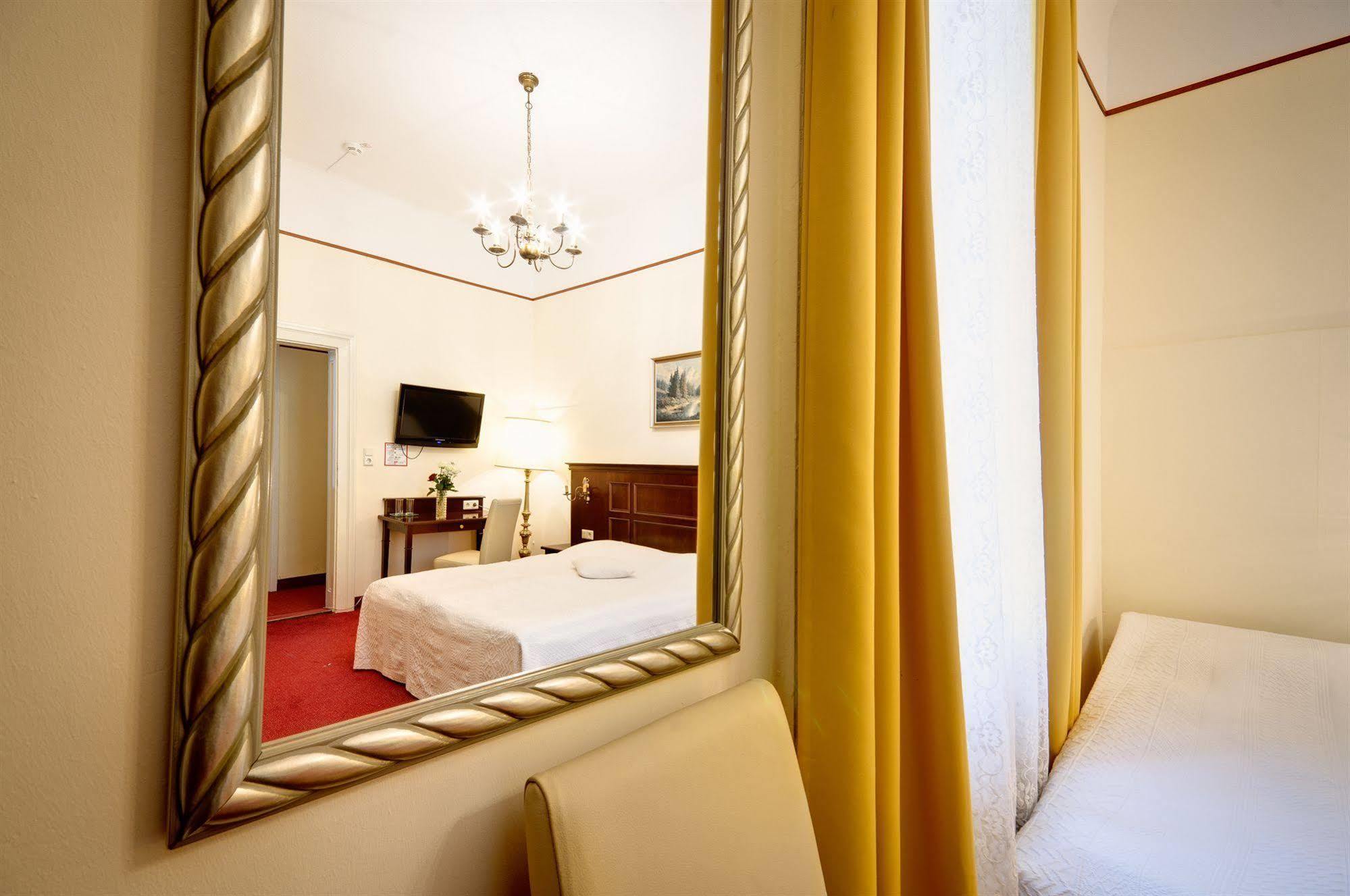 Hotel Viktoria Schoenbrunn Wina Bagian luar foto